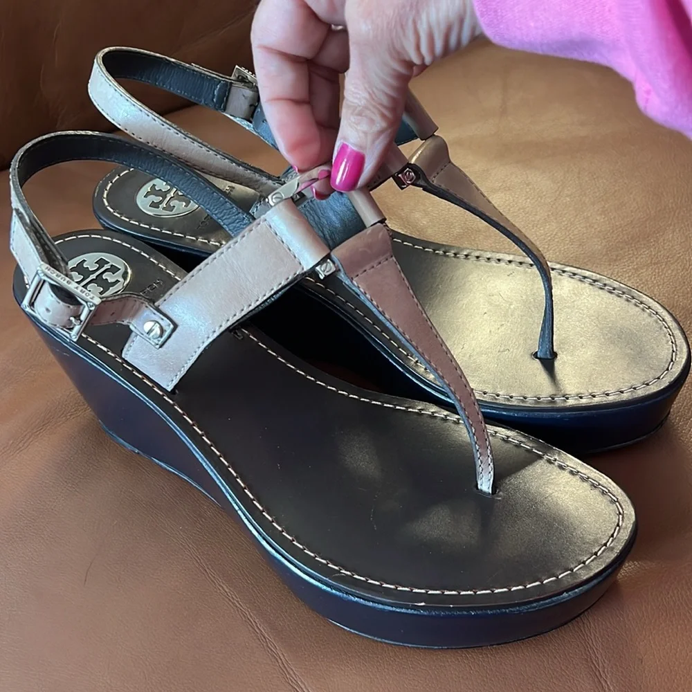 Tory Burch Thong Strap Wedge Sandals/ Neutral/Navy Size 9.5